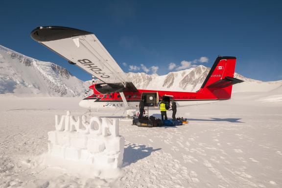 Ascension du mont Vinson et arrivée en avion à Union Glacier