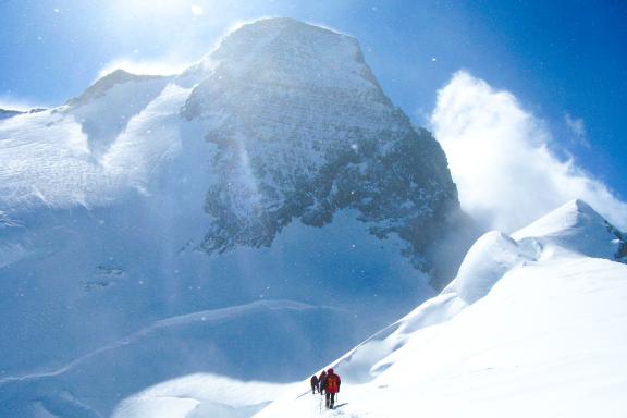 Alpinisme lors de la descente vers le Pamirskoe Firnovoe Plato au pic Communisme