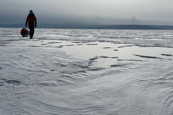 En autonomie à pied sur la glace du lac Khövsgöl en Mongolie