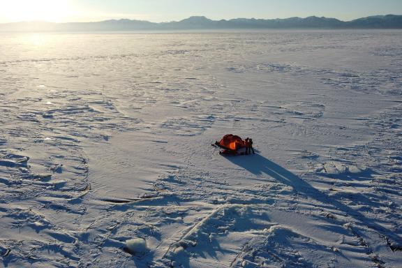 Campement sur la glace du lac Khövsgöl en Mongolie