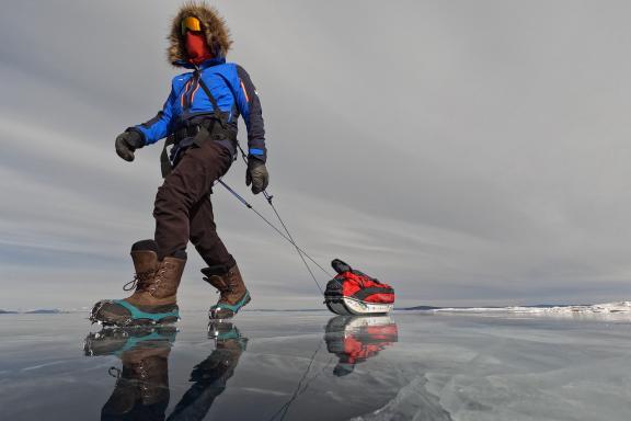 Marche avec pulka sur la glace vive du lac Khövsgöl en Mongolie