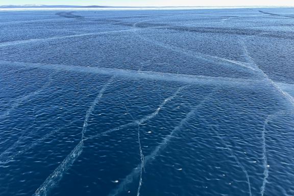 Mer de glace vive sur la lac Khövsgöl en Mongolie