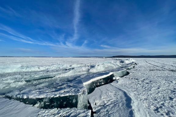 Crête de glace sur le lac Khövsgöl en Mongolie