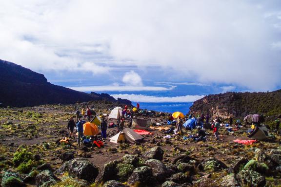 Ascension du Kilimandjaro et installation du bivouac