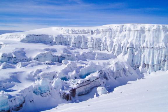 Ascension du Kilimandjaro et falaise enneigé