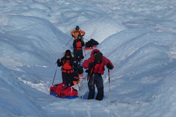 Voyage et participants en terres polaires en Arctique