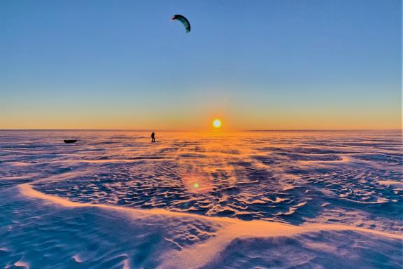 Expédition et lever du jour en snowkite sur la traversée sud-nord du Groenland