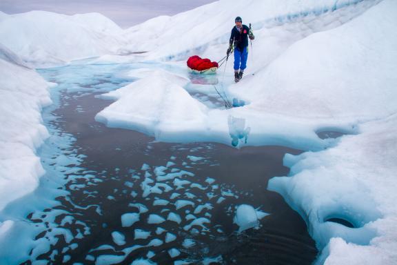 Voyage et pulka sur de la glace fondue sur la traversée sud-nord du Groenland