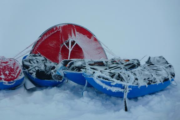 Expédition et bivouac sous la neige sur la traversée sud-nord du Groenland