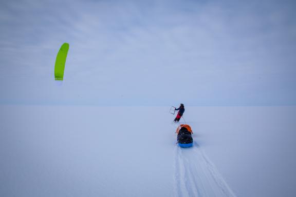 Voyage d'aventure et voile de snowkite sur la traversée sud-nord du Groenland