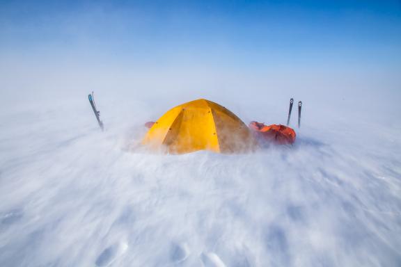 Expédition et bivouac sous vents forts sur la traversée sud-nord du Groenland