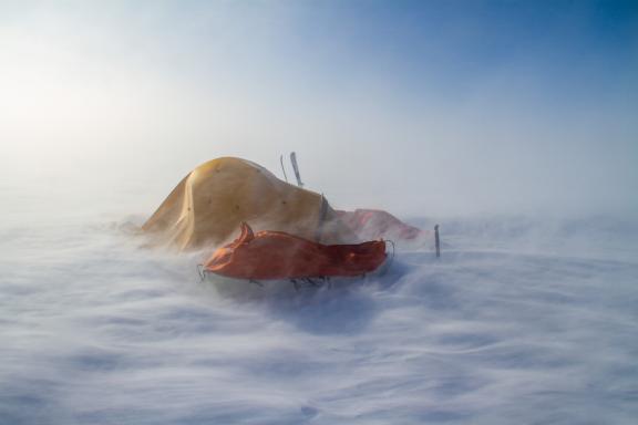 Voyage d'aventure et bivouac sous rafales de vents sur la traversée sud-nord du Groenland