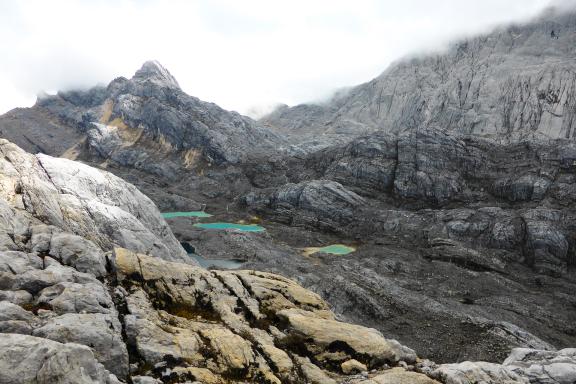 Ascension de la pyramide Carstenz et environnement rocheux
