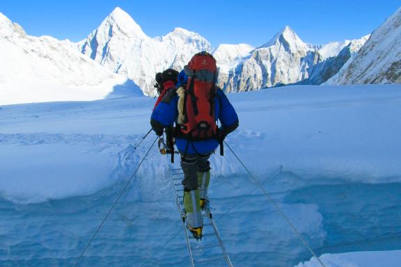 Ascension de l'Everest et passage d'une échelle au Népal