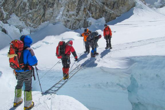 Expédition avecun passage d'une échelle à l'Everest