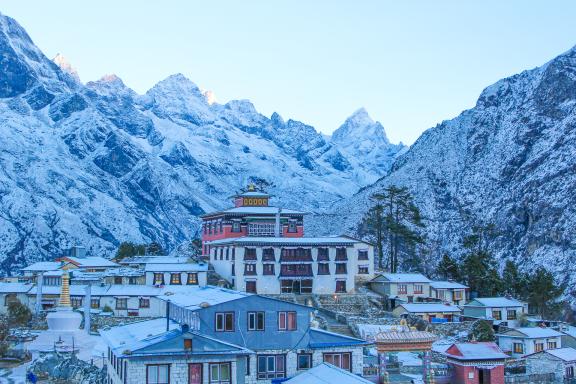 Ascension de l'Everest sud et village au Népal