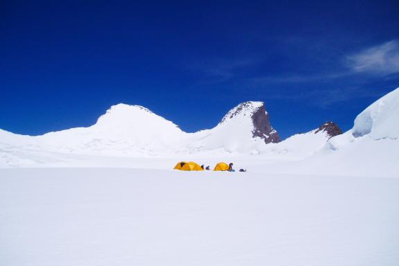 Expédition avec un camp lors de l'ascension du Kun au Ladakh