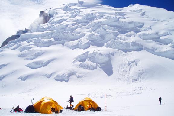 Expédition avec des tentes de haute altitude lors de l'ascension du Kun au Ladakh