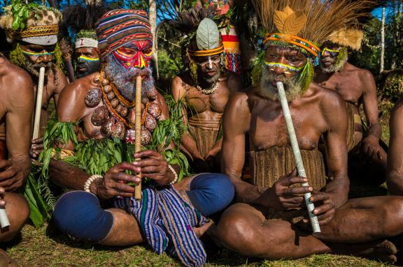 Rencontre de papous lors d'un sing-sing dans les Highlands de Papouasie-Nouvelle-Guinée