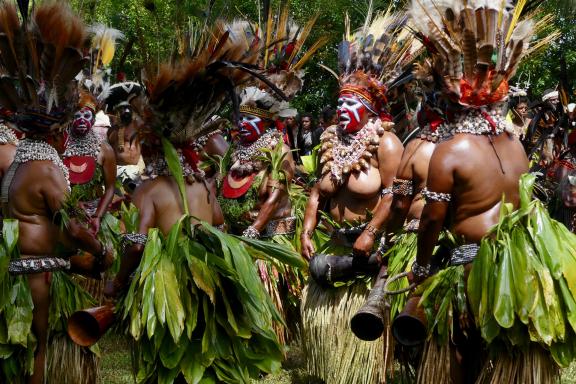 Randonnée vers un sing-sing dans un village des Highlands de Papouasie-Nouvelle-Guinée
