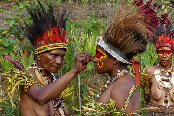 Découverte d'une séance de maquillage pour une fête dans un vilklkage des Highlands de Papouasie-Nouvelle-Guinée