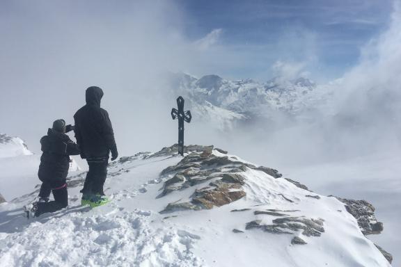 Voyage d'aventure et vue au sommet dans le Canton du Valais