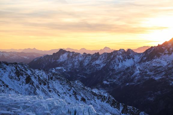 Voyage et vue sur des crêtes à Chamonix