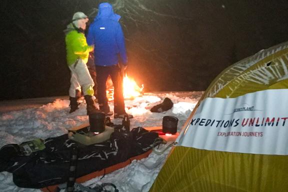 Voyage et bivouac pour la nuit au stage de préparation à une expédition polaire