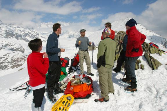 Voyage et explication du guide en expédition