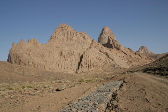 Trek avec pic dans le Hoggar